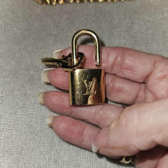 AUTHENTIC LOUIS VUITTON NEW LOCK AND KEY, NUMBER 322. AND INCLUDE GOLD P. CHAIN - Picture 9 of 13